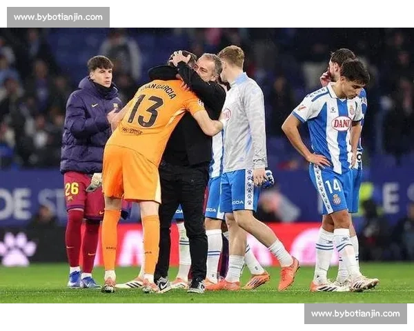 前国门力挺霍安・加西亚：西班牙人应感谢青训门将，转会巴萨不应成背叛