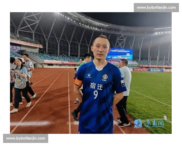 扔掉小马扎！跨省球迷夜奔 300 公里 “潜入” 苏超现场